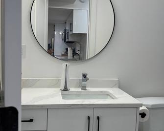 Spacious and modern 2BR oasis- home away from home - Langley Township