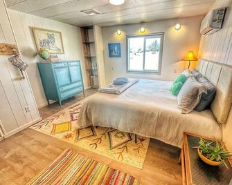 Art-filled retreat 15 mins from Sedona - Cottonwood - Schlafzimmer