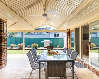 The Bay House Shoal Bay huge five bedroom holiday home with WiFi and Foxtel - Shoal Bay - Patio