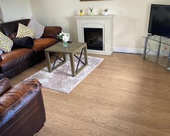 Greenridge Farmhouse - Newry - Living room