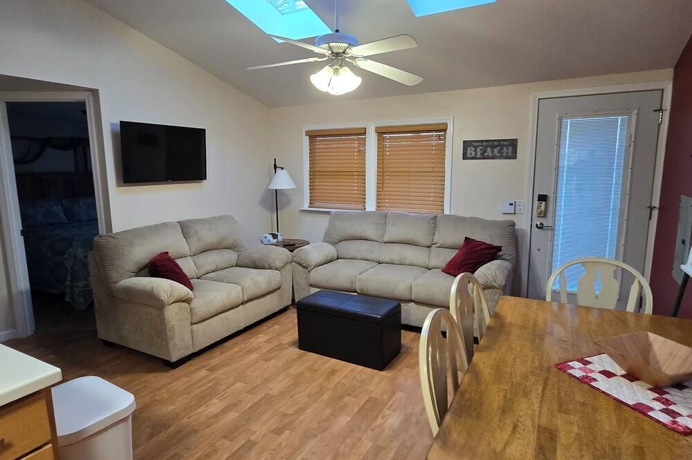 The Hilltop Hideaway on Little Long Lake - Fremont - Living room