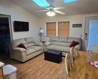 The Hilltop Hideaway on Little Long Lake - Fremont - Living room