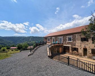 Authentic and comfortable gîte with large grounds and stunning view in Saint-Privat-d'Allier - Saint-Privat-d'Allier - Gebouw