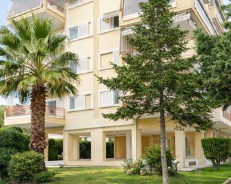 3BR Suite 300mts from the Beach - Peraía - Building