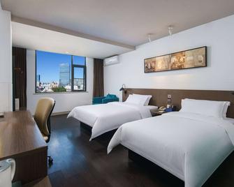Microtel by Wyndham Kunming City Center - Kunming - Bedroom