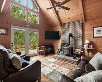 Loft Wood Stove Fire Pit Grill & Deck on Creek - Hedgesville - Salon