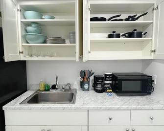 Renovated Modern & Minimalist Century City Studio condo - Honolulu - Cuina