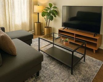 Homey 2BR Apt w/ Parking - Chicago - Living room