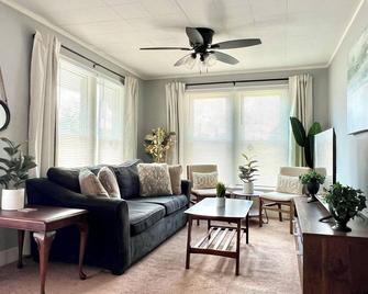 New Kitchen - The Uptown Collective - Englewood - Huiskamer