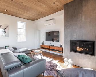 Chalet XO Tremblant - 5brs, Private Baths, Spa, Sauna & Rooftop - La Conception - Living room