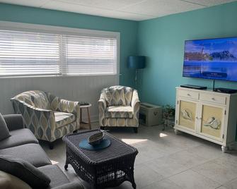 Cozy Beachside Condo 2 Minute Walk to Beach - Cocoa Beach - Living room