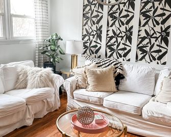 Benny's Bungalow- ITB Five Points End Unit Condo! Family and Pet Friendly - Raleigh - Sala de estar