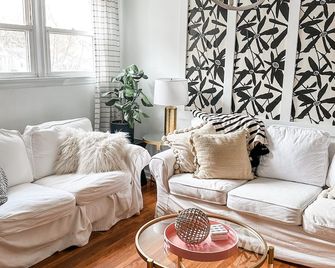 Benny's Bungalow- ITB Five Points End Unit Condo! Family and Pet Friendly - راليغ - غرفة معيشة