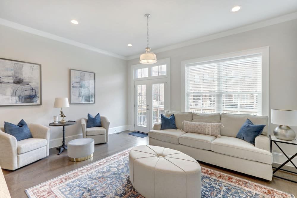 Luxury Upper East River Home - סאוואנה - סלון