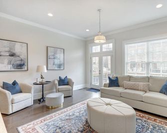 Luxury Upper East River Home - Savannah - Living room