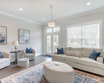 Luxury Upper East River Home - סאוואנה - סלון