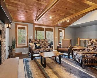 Riverside Retreat -Rustic Modern Home/River Views - Mountain - Sala de estar