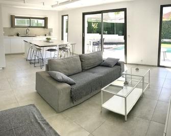 Steinhaus, Privater Pool, Freier Blick - Heidelberg - Living room