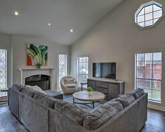 Private Pool and Hot Tub Richardson Family Retreat! - Richardson - Living room