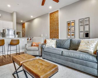 1br Condo in Lgd Balcony Walk to Top Spo - New Orleans - Living room