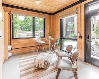 Private Pet-Friendly Micro Studio with Wifi & Self Check-In - Spokane - Living room