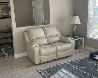 New construction home in Belleview convenient to both The Villages and Ocala. - Belleview - Sala de estar