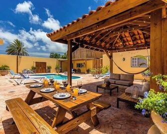 NEW 6br6 5BA Villa 200m to Beach w Privatepool - Oranjestad - Patio