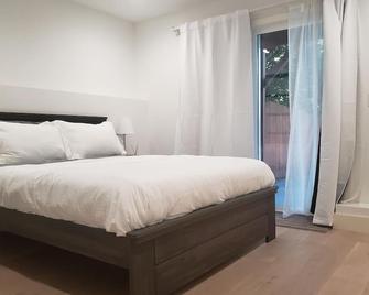 COZY 3Br2Ba and a living room with Sunny patio - San Francisco - Bedroom