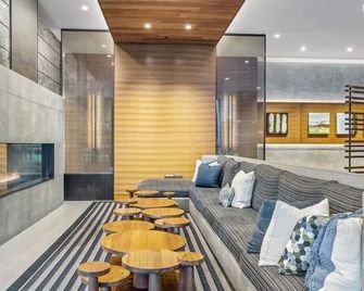 Onsite Parking Available w/ EV Charging | Reston Town Center - Reston - Living room