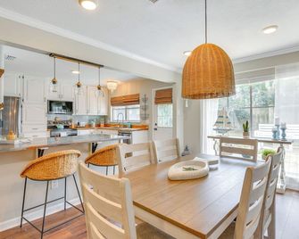 2 Mi to Shore: Modern Retreat in Fort Walton Beach - Fort Walton Beach - Kitchen