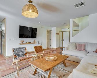 Gorgeous Green Valley Home Patio and Private Pool! - Green Valley - Sala de estar