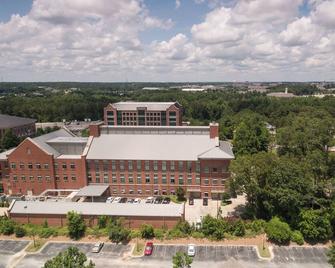 Vibrant Living Near Auburn University L 4br 4ba - Auburn - Bygning