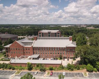Vibrant Living Near Auburn University L 4br 4ba - Auburn - Bygning