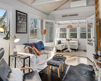 Waterfront NoFo Cottage with public beach access - East Marion - Living room