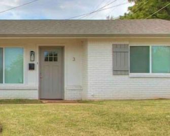 2-Bedroom Cottage W/ King Bed - Edmond - Edificio