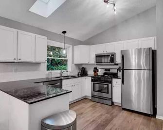 Quiet Neighborhood Near Moa, Msp & Mnzoo. 5mins From Skate Park & Lebanon Hills. - Eagan - Kitchen