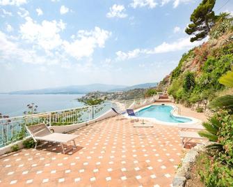 Amazing Home In Staletti With Wifi - Stalettì - Pool