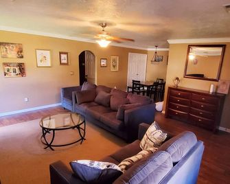 Charming 3-bedroom peaceful living in a specious house! - Starkville - Вітальня