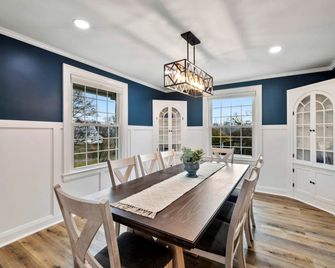 Tranquil Mountain Escape Luxurious 5-Bedroom Farmhouse with Pool - Maryville - Dining room