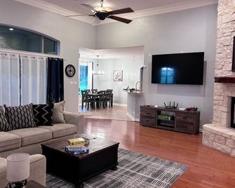 Countryside Serene Sunset Ranch: 50-acre luxury retreat, Hot tub, sleeps 10! - Sealy - Huiskamer