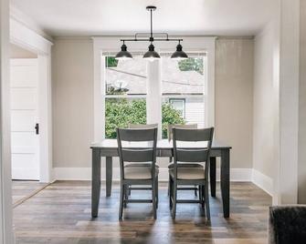 Central Station - 3 beds 1 bath - Great Falls - Dining room