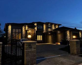 Home In Vancouver - Richmond - Building