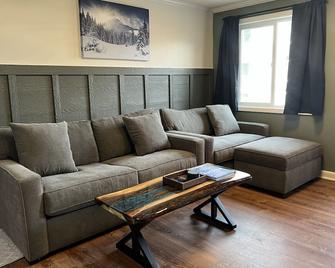 Stroll to Slopes, Village Area, Ski in-out MtLodge 308 - Snowshoe - Living room
