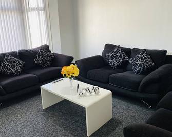 Entire London house super close Westfield Shopping Centre - London - Living room