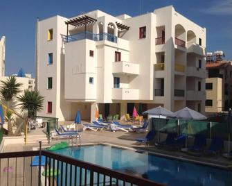 Sea N Lake View Hotel Apartments - Larnaca