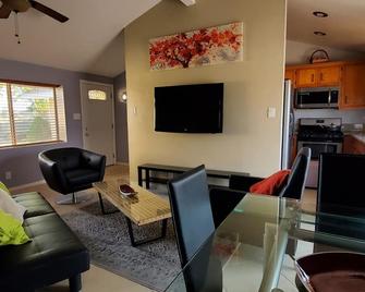 Restful High Desert Getaway - California City - Living room