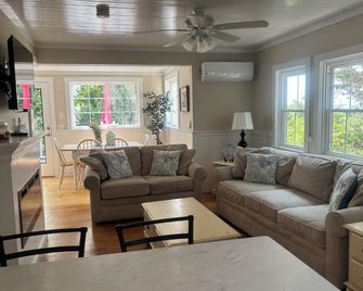 Views Of Cape Cod Bay at Campground Beach, A/C, Heat, Wifi, Outdoor Shower - Eastham - Living room