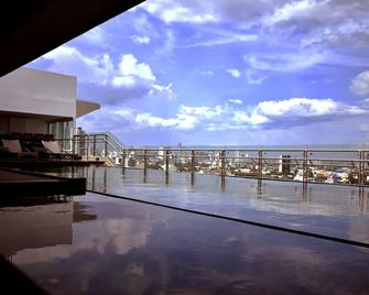 One Central Hotel - Cebu City - Balcony
