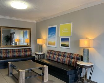 Days Inn by Wyndham Jonesboro AR - Jonesboro - Wohnzimmer