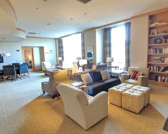 Large 1 Bedroom In West End, right by MGH, MIT, Harvard, parks W/D in suite - Boston - Lounge